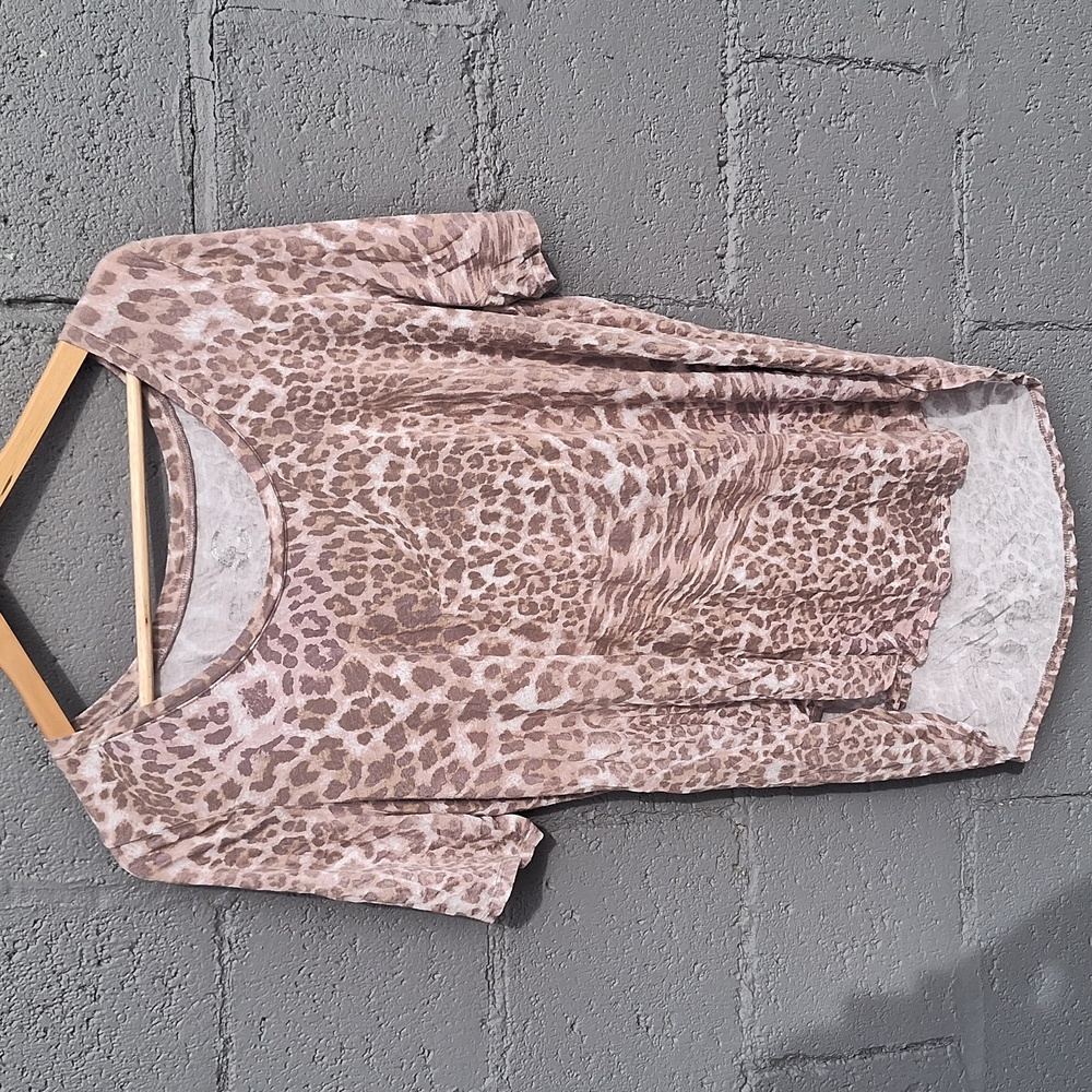 "Maurices" Pink leopard print T